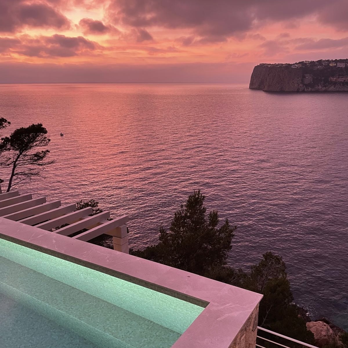 Contemporary frontline mansion perched on the cliffs of Cala Llamp